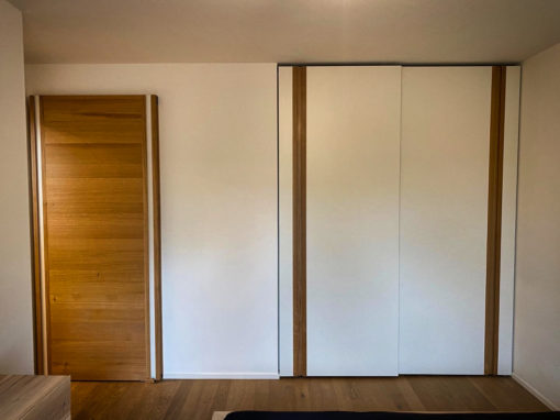 Armoire encastrée et porte coulissante en chêne et stratifié