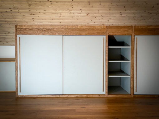 Armoire sous-pente à portes coulissantes